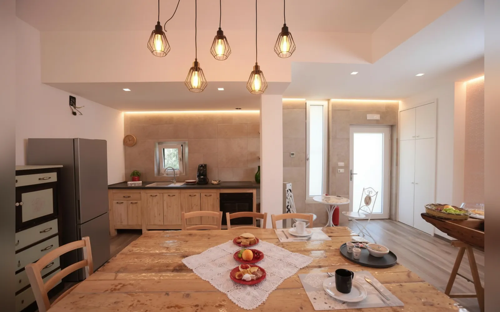 La cucina in comune con il tavolo apparecchiato per la colazione (spazio condiviso)